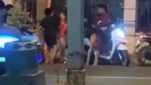 Viral, 2 Perempuan Ini Berkelahi Saling Jambak dan Pukul di Tengah Jalan Raya, Diduga Rebutan Cowok