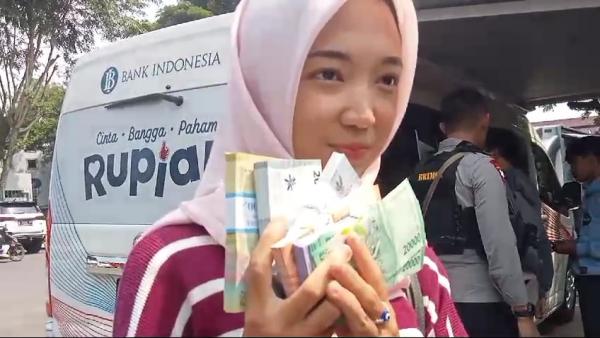 Antusiasme Warga Lebak Banten Serbu Mobil Kas Keliling Bank Indonesia untuk Tukar Uang Baru