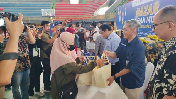 Ribuan Warga Kediri Serbu Bazar Sembako Murah Dan Penukaran Uang Baru Oleh Bank Indonesia Kediri