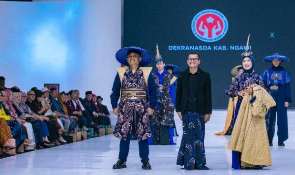 Motif Batik Wahyu Ngawiyat Melenggang di IFW Melambungkan Ngawi di Kancah Mode Indonesia