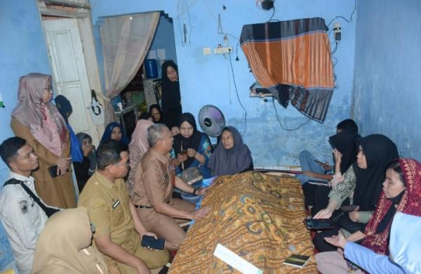 Wakili Danny, Kepala BKPSDM Melayat ke Rumah Duka PPPK yang Meninggal Dunia Sebelum Pelantikan