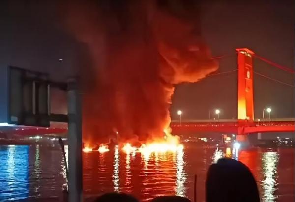 Kapal Jukung Meledak dan Terbakar Hebat, Jembatan Ampera Palembang Terpanggang
