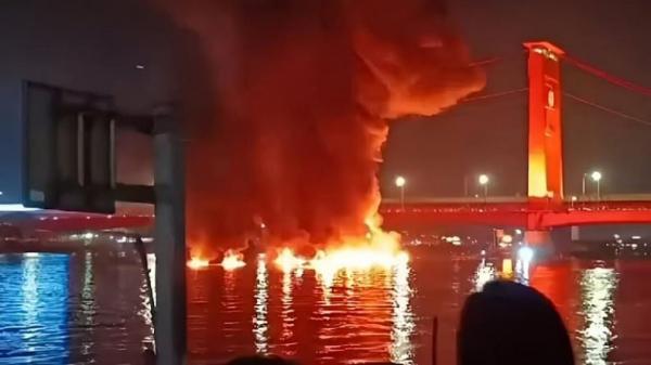 Kapal Jukung Meledak di Sungai Musi dan Terbakar Hebat, Suara Dentuman Keras bikin Takut Warga
