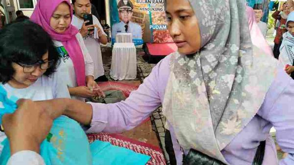 Pasar Murah Ramadhan PUDAM Tirta Lawu di Gondangrejo Diserbu Warga, Ada Ribuan Paket Subsidi