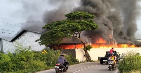 Kebakaran Hebat Hantam Gudang Stok Bahan Baku Kursi Rotan di Cirebon, Kerugian Capai Rp300 Juta