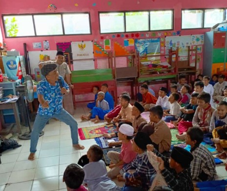 Kak Jums Pegiat Literasi dan Cerita Hibur Siswa Siswi  SDN Nusantara Jaya Kota Cirebon