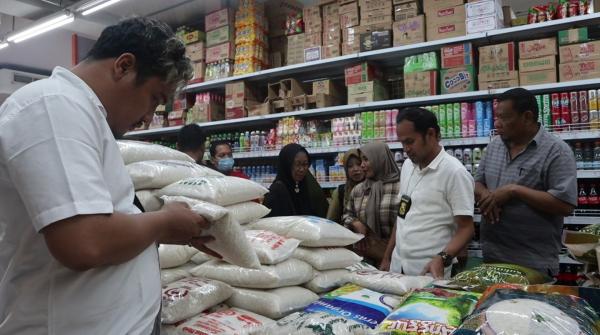 Jelang Lebaran, Petugas Gabungan di Pemalang Cek Kadaluwarsa Produk Makanan di Toko dan Minimarket