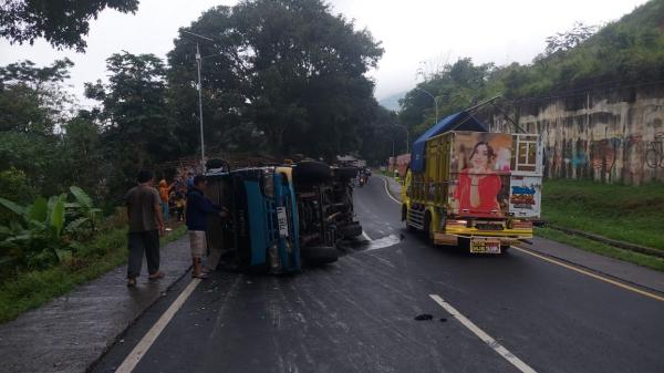 Satu Orang Tewas 9 Terluka, Mobil Travel Pemudik dari Jakarta Terguling di Jalan Gentong Tasikmalaya