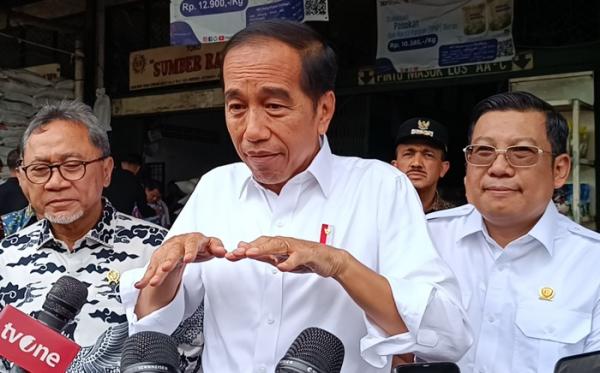 Tanggapi Hasto soal Ingin Merebut Kursi Ketum PDIP, Jokowi: Bukan Golkar?