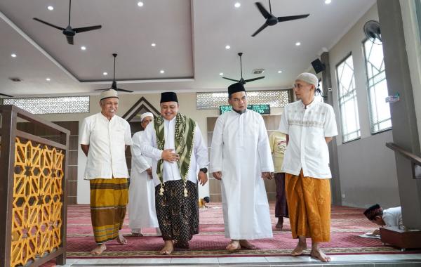Ketua DPRD Kota Bogor, Atang Trisnanto, Menjadi Khotib Jumat dan Ajak Jamaah untuk Memperbanyak Doa