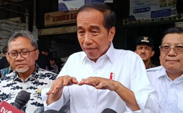 Dituding Hasto Ingin Rebut Kursi Ketum PDIP, Jokowi: Bukannya Golkar?
