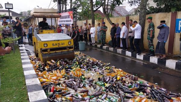 Ribuan Botol Miras Hasil Operasi Pekat Selama Ramadhan Dimusnahkan Polres Tasikmalaya Kota