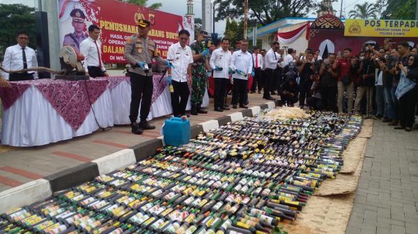 Ribuan Botol Miras Hasil Operasi Pekat Polres Ciamis Jelang Lebaran 2024 Dimusnahkan