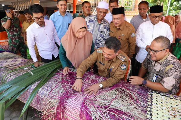 Bank Aceh Berikan Pelatihan Anyaman Tikar Tradisional Kepada Puluhan Warga Lhokseumawe