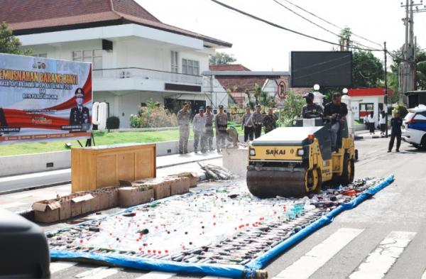 Ribuan Botol Miras dan Knalpot Brong Hasil Operasi Pekat di Lumajang Dimusnahkan Hasil Operasi