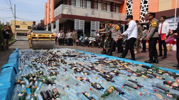 Ribuan Botol Miras dan Barang Bukti Hasil Operasi Dimusnakan Polres Probolinggo Kota