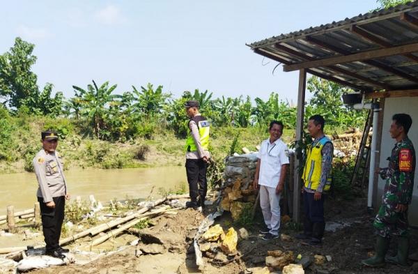 Banjir di Desa Anggaswangi, Kapolsek Godong Cek Kondisi Tanggul dan Bantu Warga Terdampak
