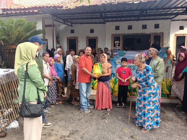 Pedagang Rongsokan Paiton Gelontorkan Ratusan Sembako di Empat Desa