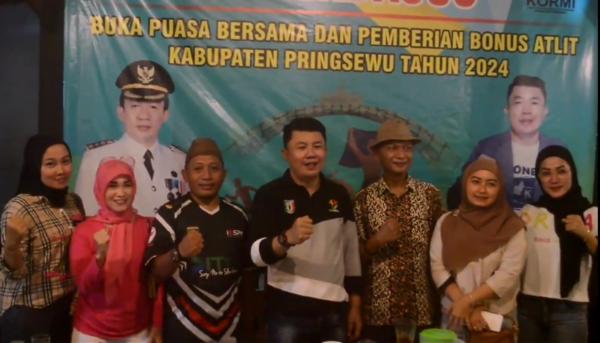 Penghargaan Atlet pada Festival Olahraga Rekreasi Nasional VII di Jawa Barat