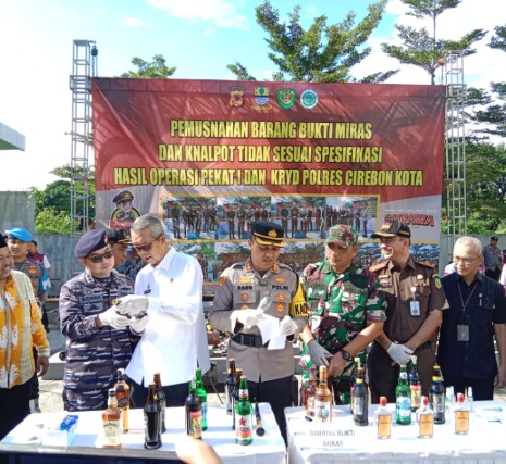 Petugas Musnahkan 5000 Botol Miras Hasil Operasi Pekat di Kota Cirebon