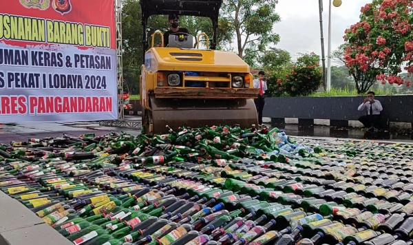 Jelang Lebaran Polres Pangandaran Musnahkan Ribuan Botol Miras Berbagai Merk