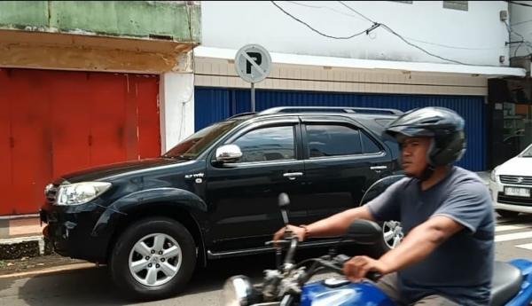 Mobil Mewah Parkir Sembarangan di Jalan Letjend Suwarto Kota Banjar, Warga: Tolong Ditertibkan