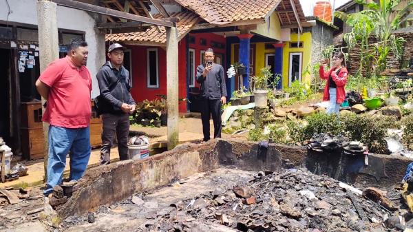 Rumah di Selaawi Kebakaran, Anggota DPRD Garut Berikan Bantuan