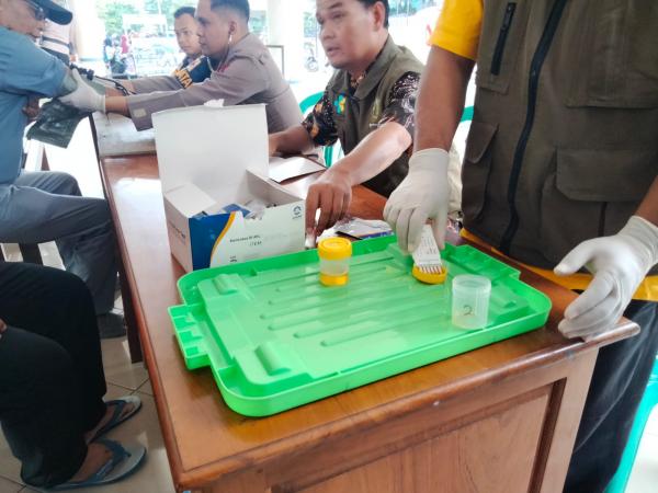 Sopir dan Awak Bus di Banjarnegara Jalani Tes Urine