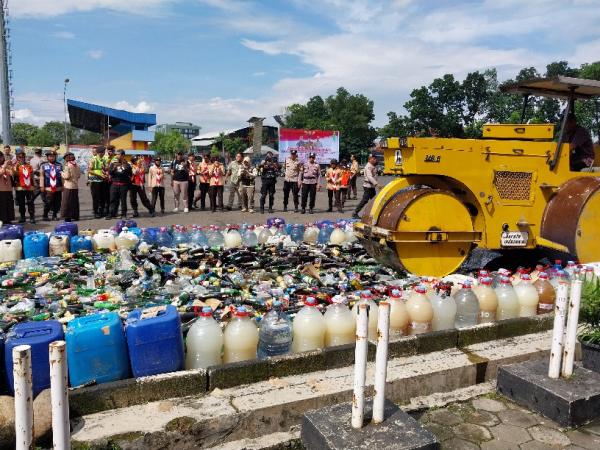 Jelang Lebaran, Polisi Musnahkan Ribuan Botol Miras dan Ratusan Knalpot Brong