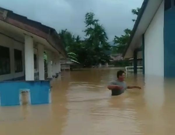 Dua Desa di Lampung Barat Terendam Banjir Akibat Sungai Melebuy  Meluap