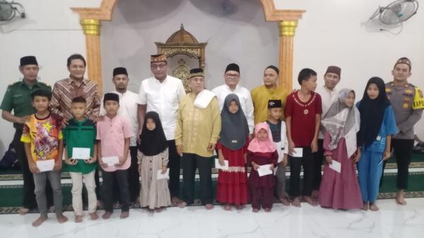 Tim Safari Ramadhan Kelompok II Aceh Tenggara Serahkan Santunan di Masjid Jami' Desa Lawe Sumur