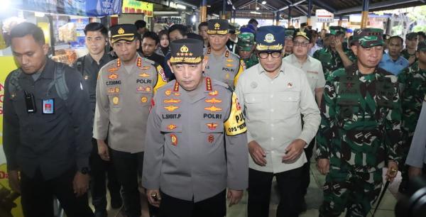 Kapolri bersama Panglima TNI dan Menhub Tinjau Kesiapan Layanan Mudik di Terminal Purabaya