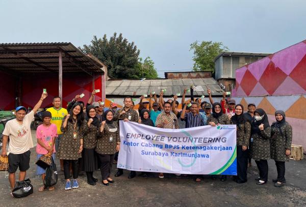 Employee Volunteering, BPJS Ketenagakerjaan Surabaya Karimunjawa Bagikan Paket Sembako di TPS Kayoon