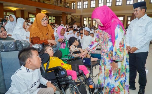 Ketum Muslimat NU dan Pj Wali Kota Santuni 500 Anak Yatim Se-Kota Probolinggo