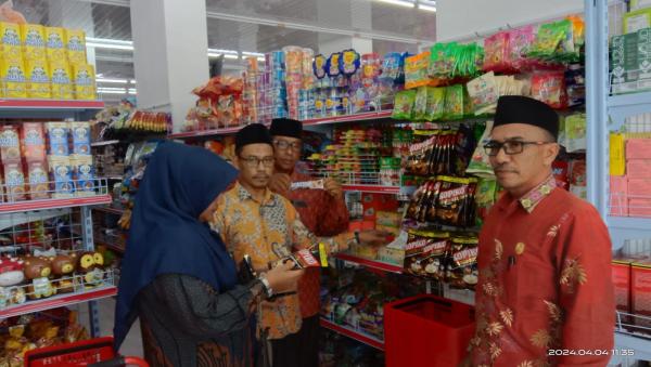 Kemenag Pidie Jaya Tinjau dan Awasi Makanan Berproduk Halal di Supermarket
