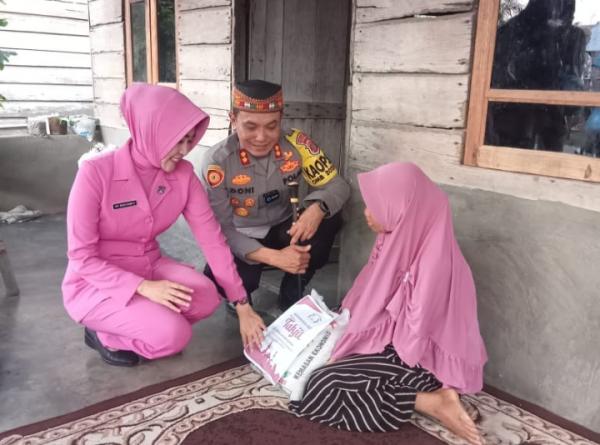 Polres Aceh Tenggara dan Bhayangkari Bagikan Takjil, Menjemput Berkah di Bulan Ramadhan