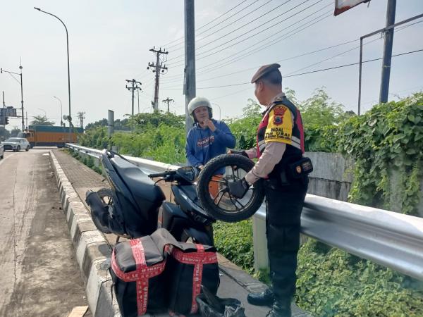 Viral! Pemudik Sepeda Motor Alami Lepas Roda di Jalur Pemalang, Beruntung Ada Polisi Bantu Perbaiki