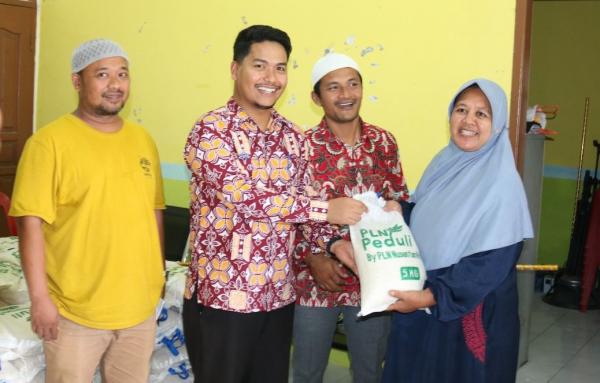 PLN Nusantara Power UP Arun Lhokseumawe Salurkan 300 Paket Beras Untuk Masyarakat Kurang Mampu