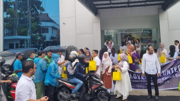 BPJamsostek Bagikan Takjil kepada Masyarakat di Kota Medan