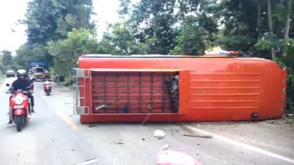 Bus Penumpang Asal Kefamenanu Terbalik di Kilometer 69 Takari Kupang, 18 Penumpang Luka-luka