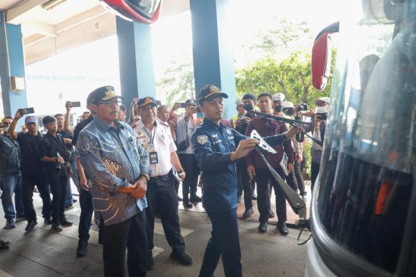Tinjau Terminal Tirtonadi dan Stasiun Balapan, Pj Gubernur Jateng: Petugas Sudah Siap Layani Pemudik