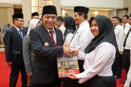Pj Gubernur Banten Al Muktabar Resmi Serahkan SK untuk 489 PPPK Guru di Banten