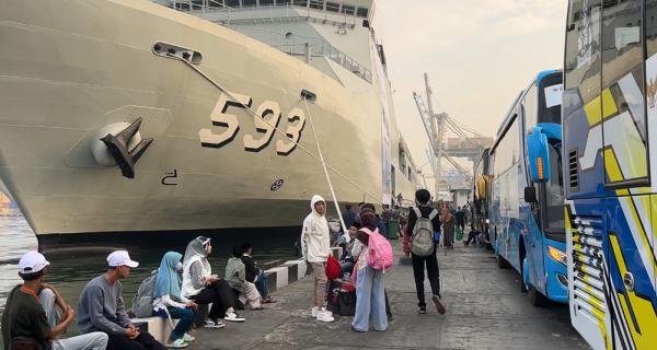 TNI AL Kerahkan Kapal Perang Angkut Ribuan Pemudik ke Semarang dan Surabaya