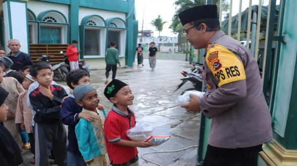 Kapolres TTS dan Jajaran Bagi Takjil untuk Anak Yatim Piatu, Lansia di Kota SoE