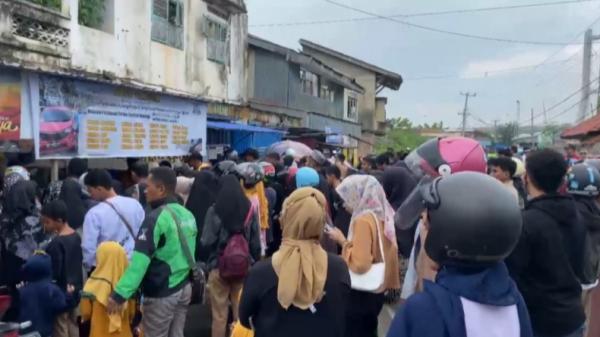 Ratusan Calon Pemudik Serbu Loket Tiket Mudik Gratis di Pelabuhan Nusantara Kendari
