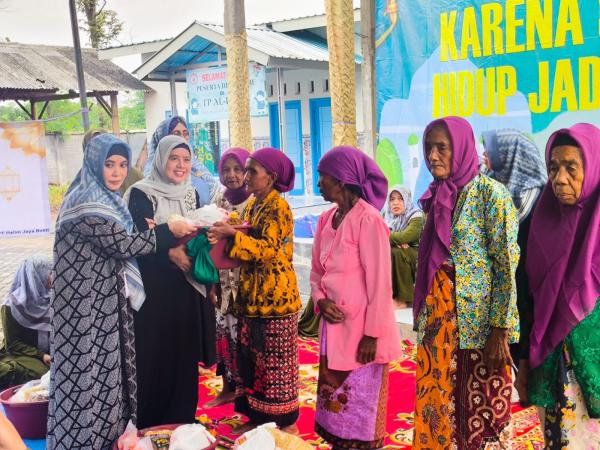 Ning Ajwa Bersama Yayasan Pendidikan Al Ihsan Gelontorkan Ratusan Paket Sembako Kepada Janda Tua