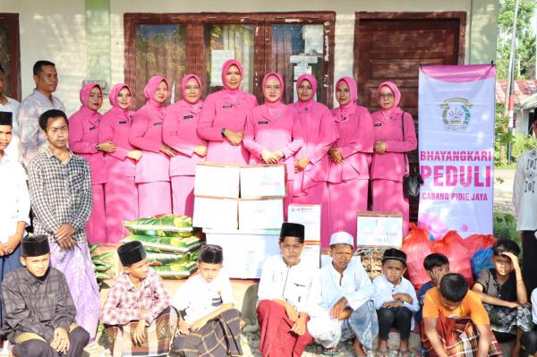 Jelang Idul Fitri, Ny. Aci Dodon Serahkan Santunan ke Panti Asuhan di Pidie Jaya Aceh