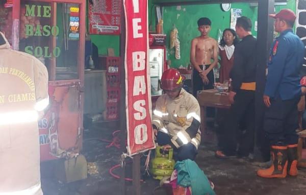 Diduga Tabung Gas Bocor, Gerobak Warung Bakso Mas Yanto Terbakar