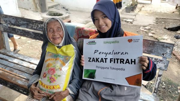 Rumah Zakat Kolaborasi dengan Pengguna Tokopedia Salurkan Zakat Fitrah di Desa Tegalurung Indramayu
