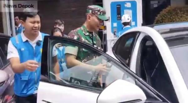 Video Dandim Depok Coba Mobil Listrik Di Sela-sela Cek Kesiagaan PLN UP3 Pasok Listik Selama Lebaran